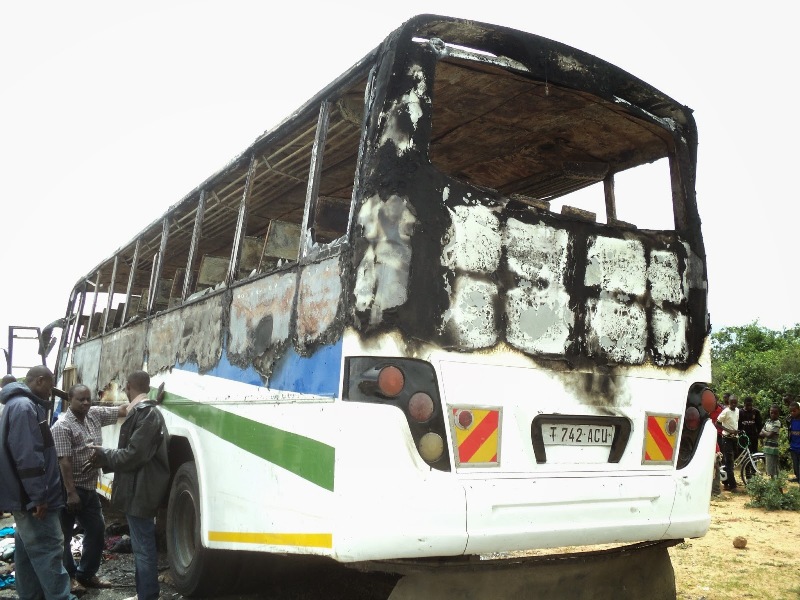 Basi la Mtei lililochomwa moto na watu wenye hasira
